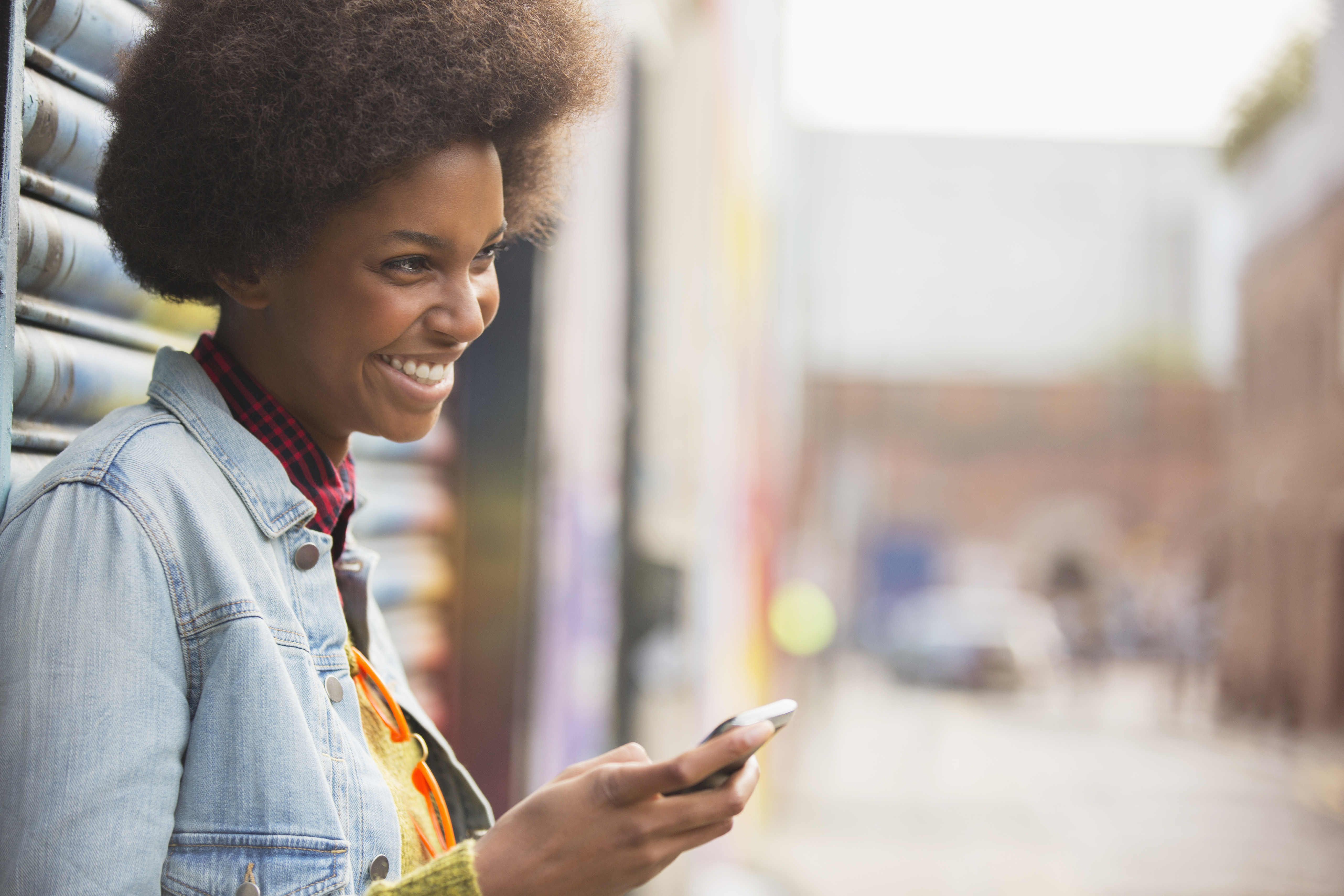 Mujer con un teléfono móvil