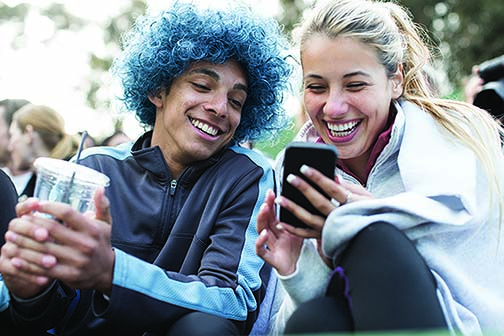 Hermosa pareja mirando un teléfono móvil