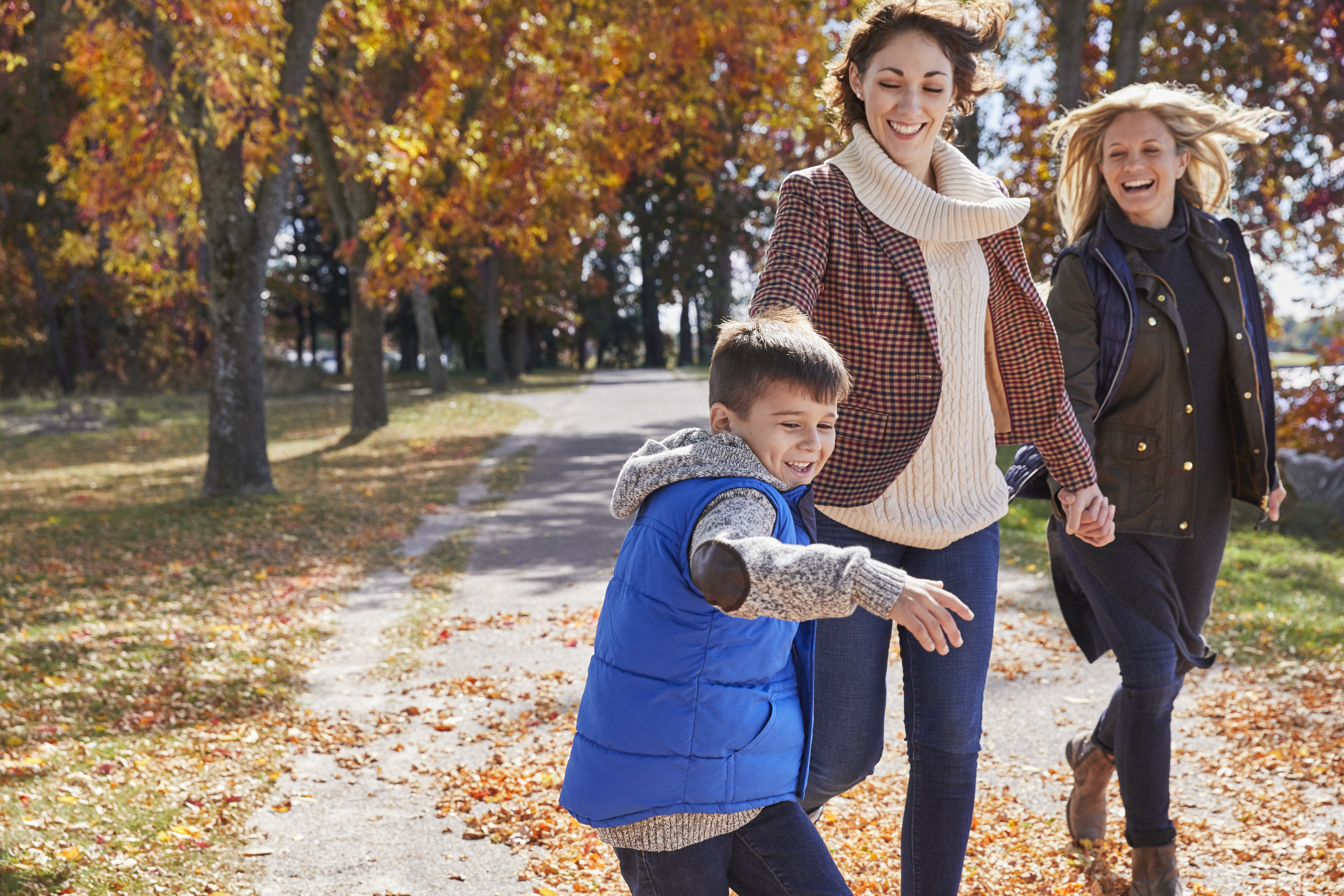 Familia paseando por el parque en otoño
